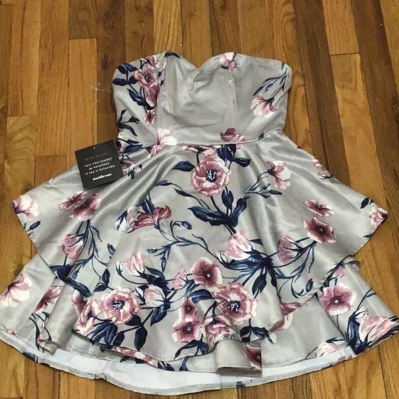 Charlotte Russe Dresses & Skirts - Charlotte Russe Strapless Cocktail Dress